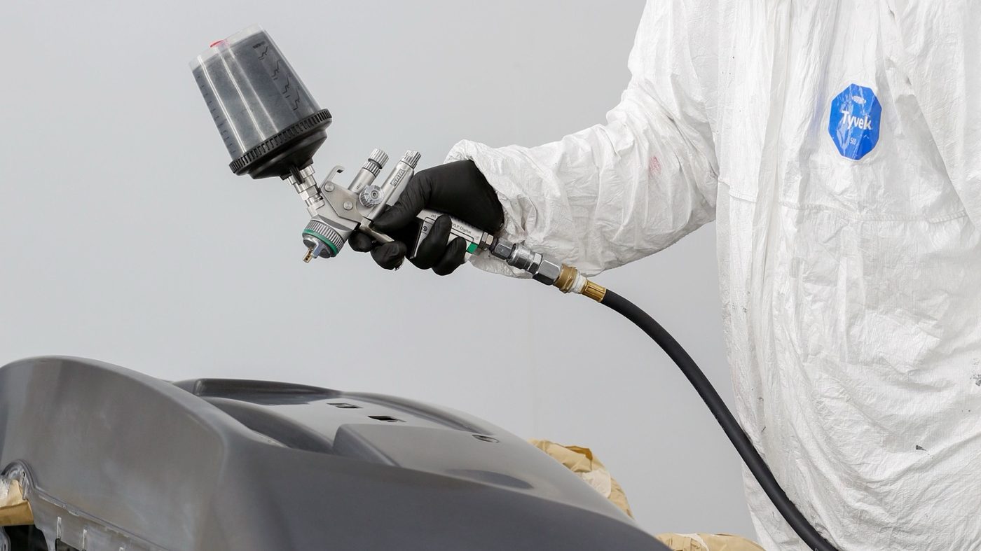 Lackierarbeiten an einem Karosserieteil in der Werkstatt